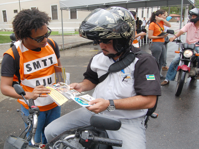 Ação educativa celebra Dia do Motociclista - SMTT Aracaju